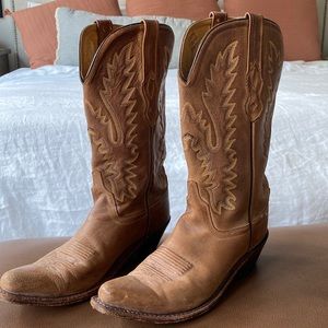Old West women’s classic Western cowboy boots. Size 8.5